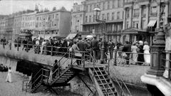 People-congregating-on-the-promenade-opposite-the-Royal-Victoria-Hotel.-1906.